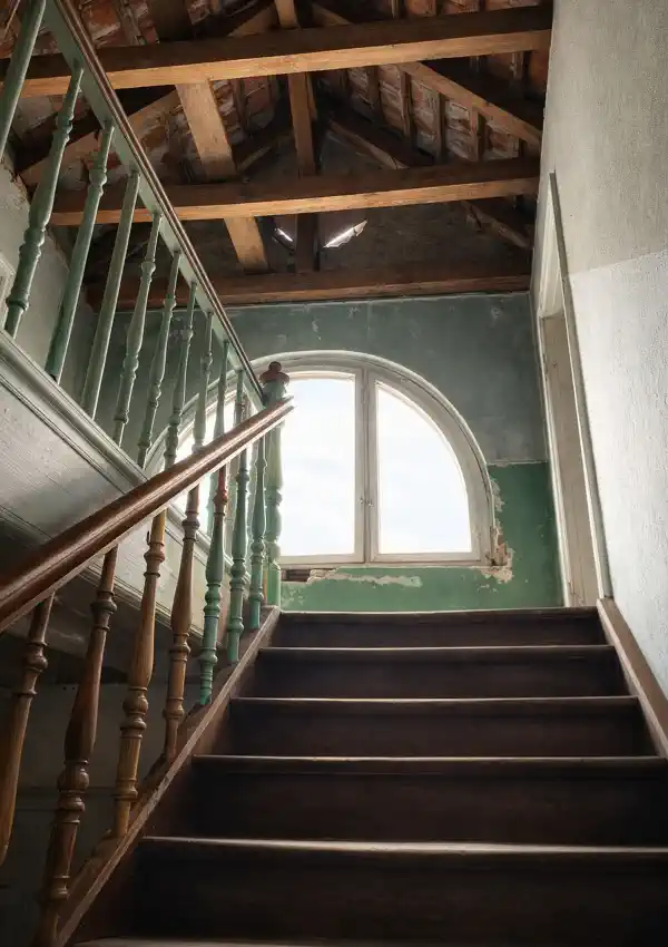 Treppenhaus der Villa mit großer knarzender Holtreppe