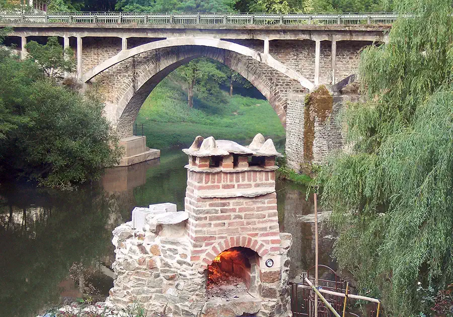 Blick von der historischen Mühle auf das alte Viadukt