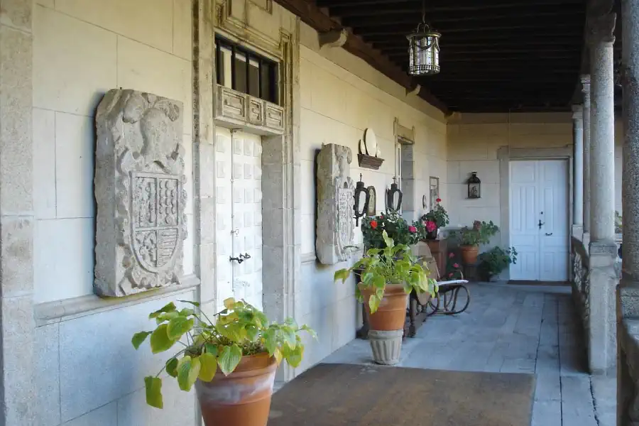 Heraldisches Wappen an der Granitfassade