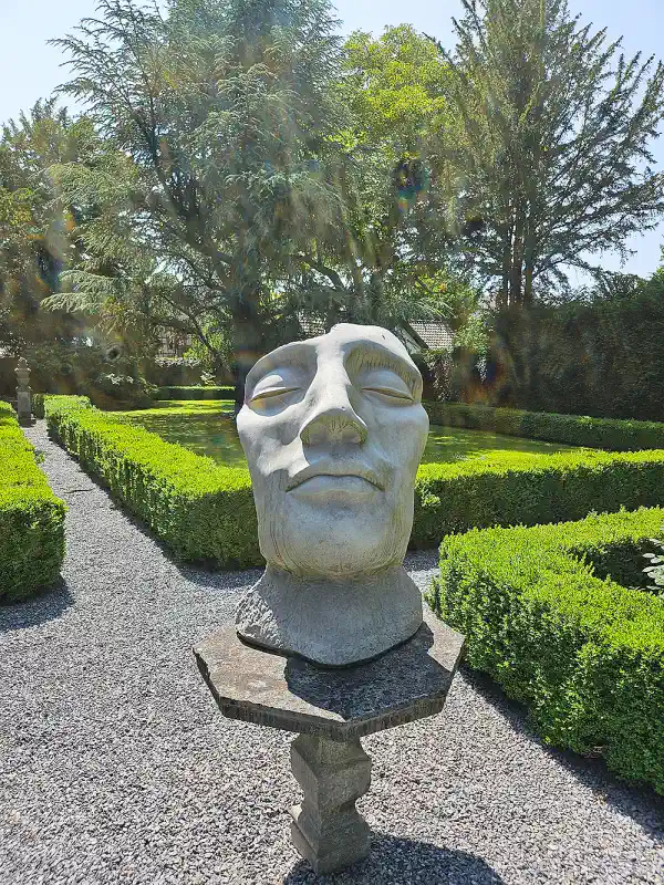Blick in den Garten von Schloss Thor – ein Ort für internationale Gäste
