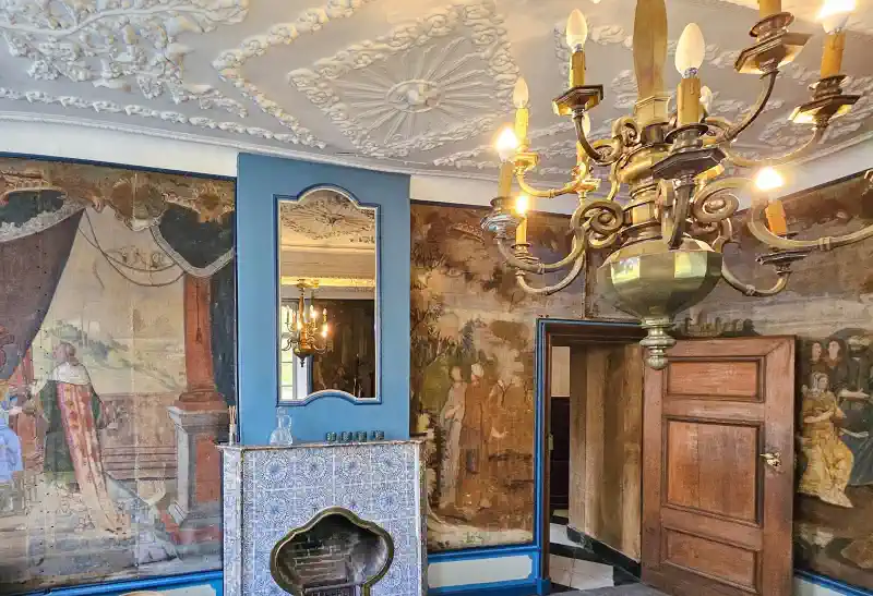 Das historische Tapetenzimmer im Château Thor mit Wandmalereien und originaler Ausstattung