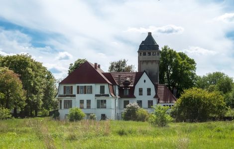 Zehna, Dorfstraße - Gutshaus mit Wasserturm in Zehna, Landkreis Rostock