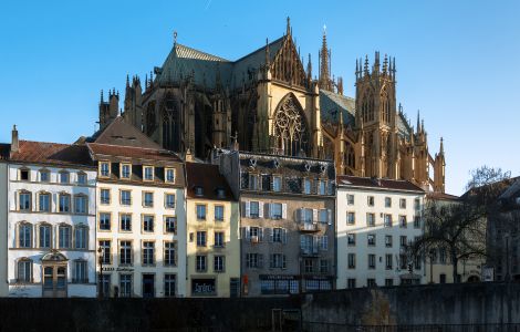  - Stadtbild von Metz: Historische Häuser mit Kathedrale