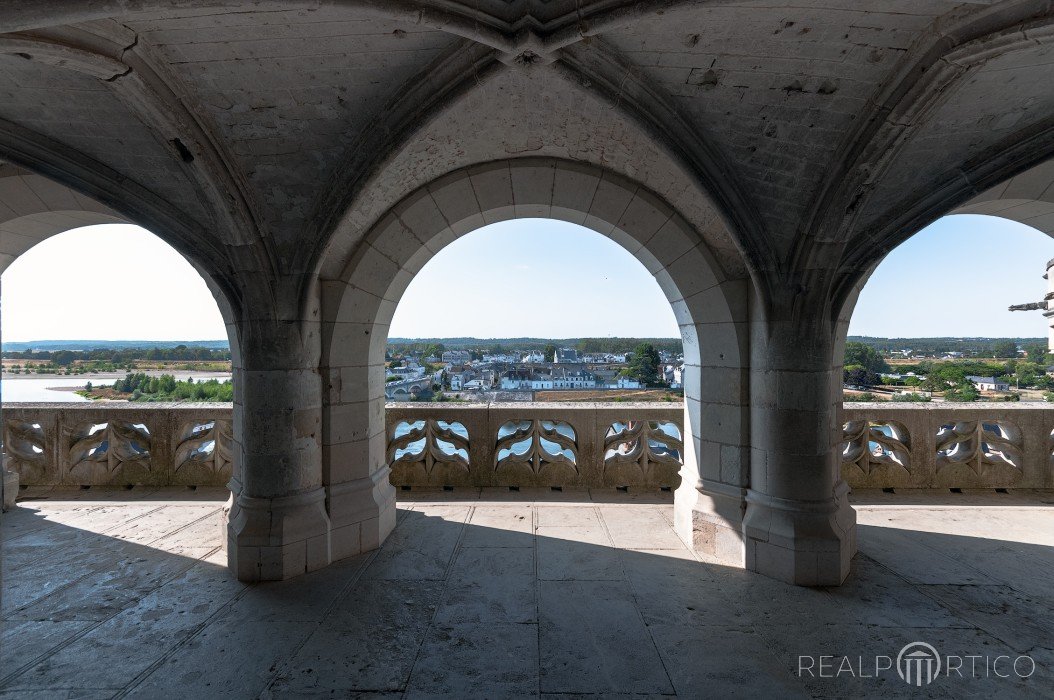 Schloss in Amboise: Blick von der Terrasse über die Loire, Amboise
