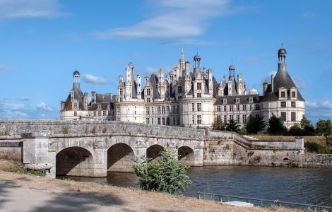  - Schlösser der Loire: Chambord, Brücke und Wassergraben (Pont Saint Michel)