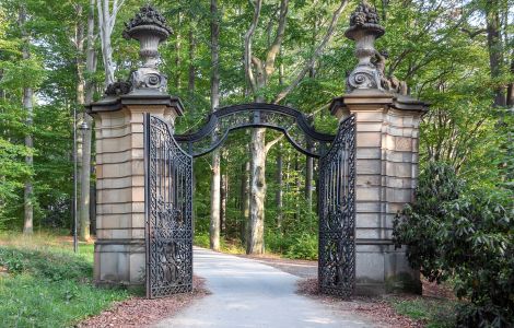 Wałbrzych, Zamek Książ - Schloss Fürstenstein: Tor im Schlosspark