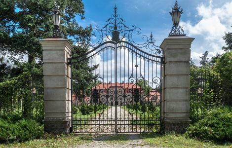 Pępowo, Parkowa - Barockpalast in Pępowo: Zufahrt