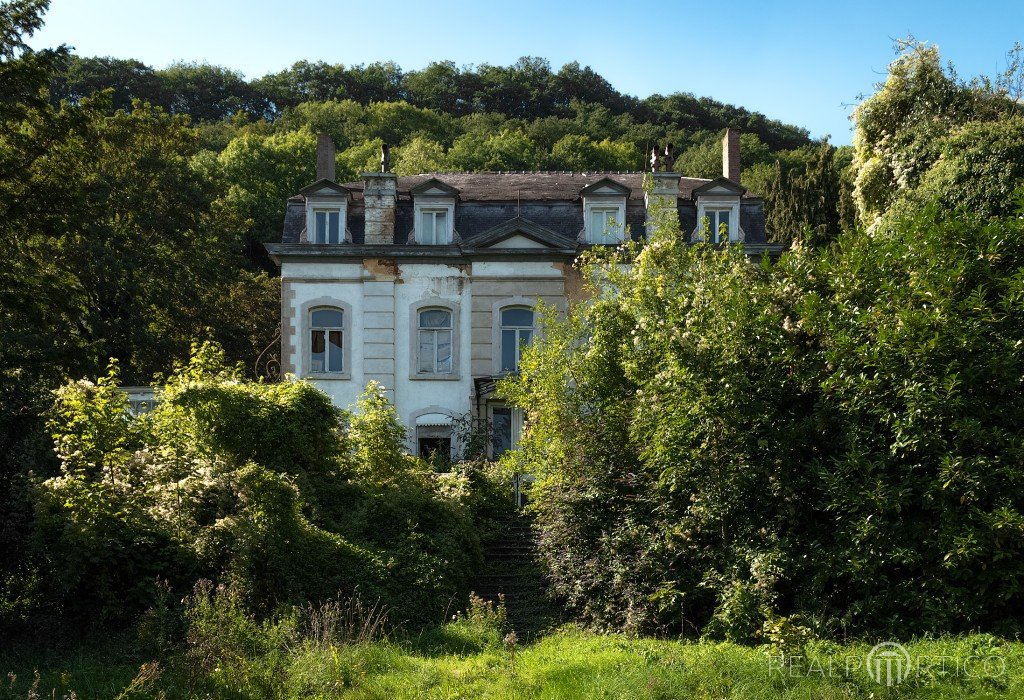Wallonien - Villa in Hanglange mit Sanierungsbedarf, Wallonien
