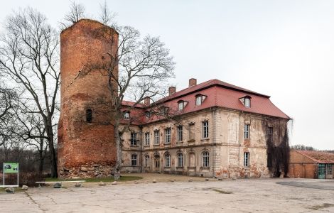 Zichow, Dorfstraße - Schloss Zichow mit Bergfried