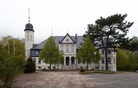 Klein Plasten, Schlossallee - Gutshaus in Klein Plasten, Mecklenburgische Seenplatte