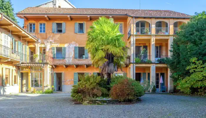 Historisches Landhaus mit Innenhof am Ortasee