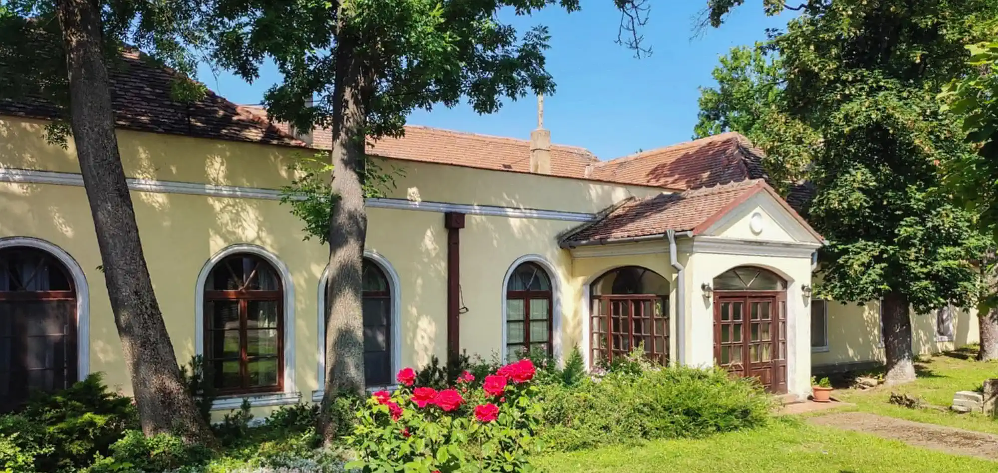 Herrenhaus mit mittelalterlichen Befestigungsanlagen in der Westslowakei, Slowakei
