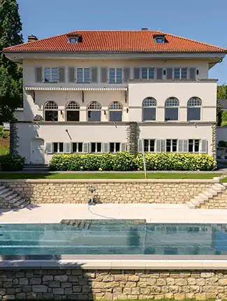 Berlin: Villa mit privatem Seezugang, Pool und Parkgrundstück
