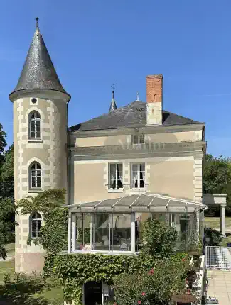 Château in der Loire-Region mit Park, See und zwei Nebengebäuden, La Roche-Posay, Neu-Aquitanien