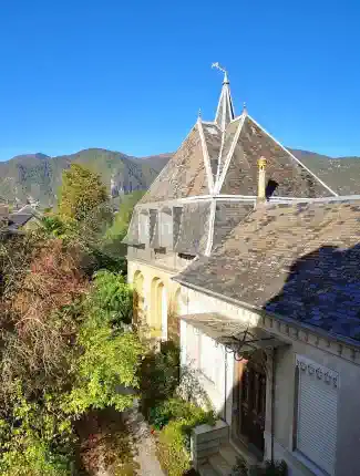 Manoir mit Bergpanorama in den Pyrenäen, Marignac, Okzitanien