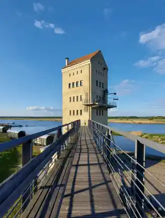 Historischer Verladeturm und Bahnwaggons an der schönen, blauen Oder zur gewerblichen oder privaten Nutzung
