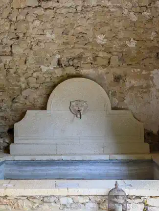 Dorfhaus mit Gewölben, Innenhof und Südgarten bei Uzès, Uzès, Okzitanien