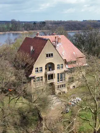 Reformstil-Herrenhaus am See westlich von Posen