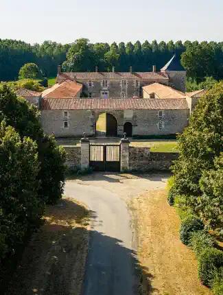 Renaissance-Herrenhaus mit Gartenanlage und Ehrenhof im Bas-Poitou, Pays de la Loire