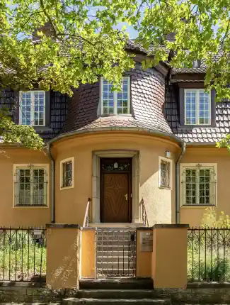 Gediegenes Wohnen im Berliner Westen: Jugendstilvilla mit Gästewohnung und Garten