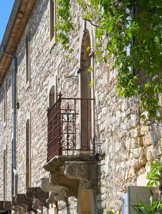 Historisches Anwesen (Mas) bei Uzès - vier Suiten, Pools und Gästehäuser