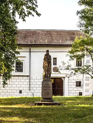 Janosik Kastell in der mittleren Tatra, bekanntes gut erhaltenes Kastell mit großem Gewölbekeller, Parkplatz und Park, Liptovský Mikuláš, Žilinský kraj