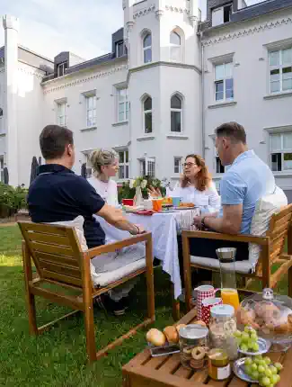 Auszeit am Meer: Moderne Schloss-Wohnung in Ostseenähe