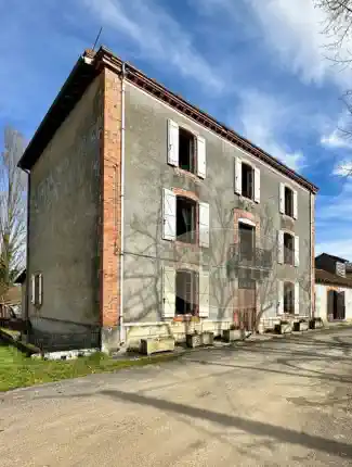 Landhausvilla mit 8 Schlafzimmern, Nebengebäuden und Garten in ruhiger Lage