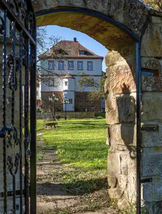 Exklusive Schlossanlage mit mehreren Gebäuden auf einem ca. 15 ha großem Gelände nördlich von Schwäbisch Gmünd