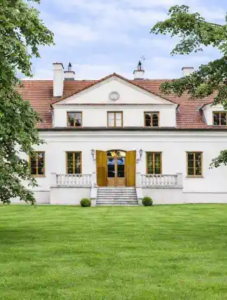 Rekonstruiertes Herrenhaus im Norden von Warschau, 6 Hektar Park, Nebengebäude und Teich