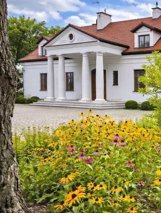 Rekonstruiertes Herrenhaus im Norden von Warschau, 6 Hektar Park, Nebengebäude und Teich