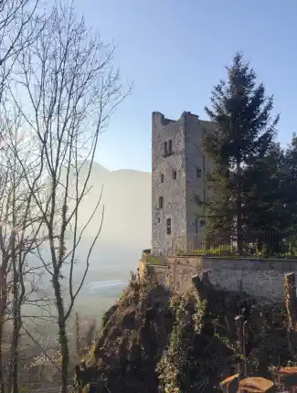 Wachturm mit Nebengebäude und Aussichtsplattform in Trontano, Trontano, Piemont
