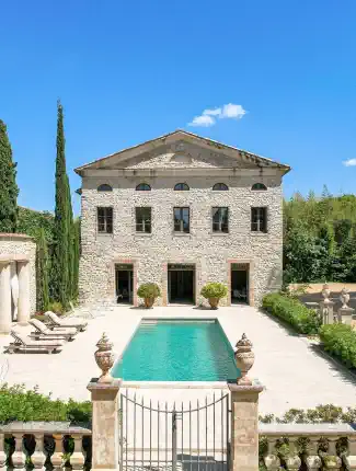 Château bei Uzès mit bedeutender Originalausstattung aus mehreren Jahrhunderten