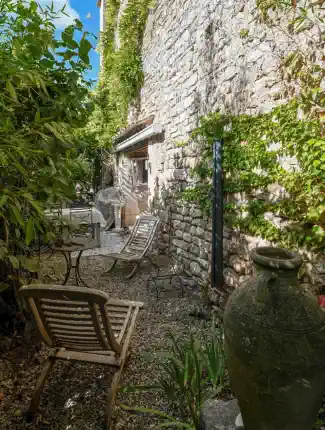 Haus aus dem Jahr 815 - Wohnambiente mit besonderer Aura, Goudargues, Okzitanien