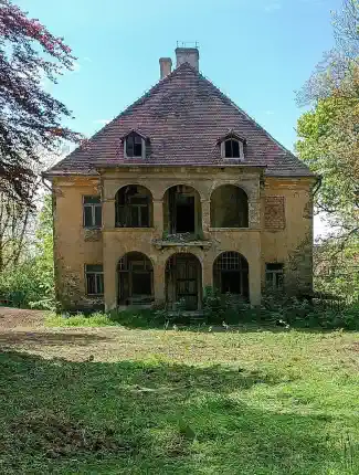 Gutshof Trattlau (Kostrzyna) in der polnisch-deutschen Grenzregion
